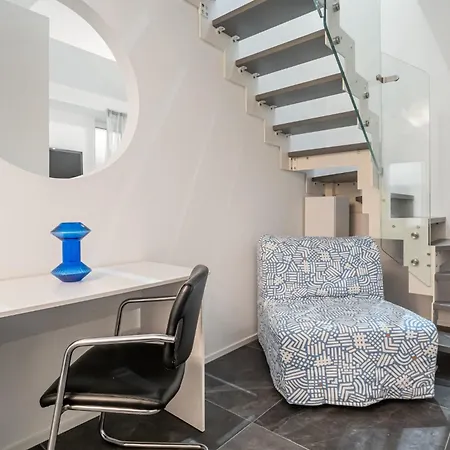 Guesthost - M3 Porta Romana Modern Two-level Apartman