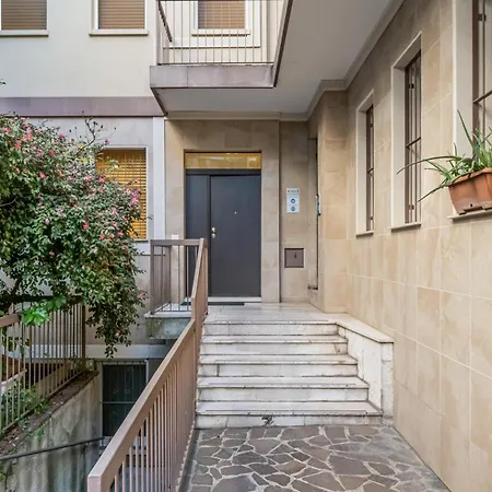 Guesthost - M3 Porta Romana Modern Two-level Apartman